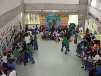 Estudiantes en actividad pedagógica realizada en auditorio Principal