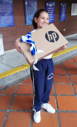 Feliz Ganadora del Computador para diseño Jesús Rey Asopadres 2019 Feliz Ganadora del Computador para diseño Jesús Rey Asopadres 2019